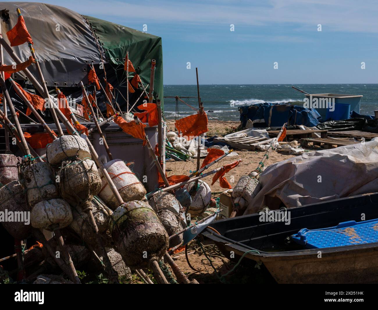 vue sur le vieux port traditionnel du village de pêcheurs avec bateau, bouées, tentes et filets. Praia de Angeiras. Portugal 27.05.2024 Banque D'Images