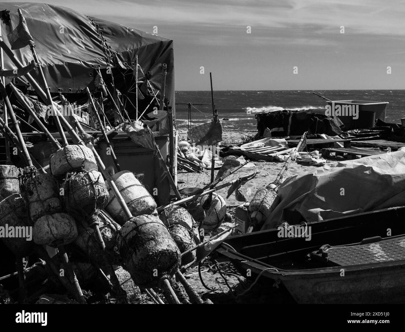vue en noir et blanc du vieux port traditionnel du village de pêcheurs avec bateau, bouées, tentes et filets. Praia de Angeiras. Portugal 27.05.2024 Banque D'Images