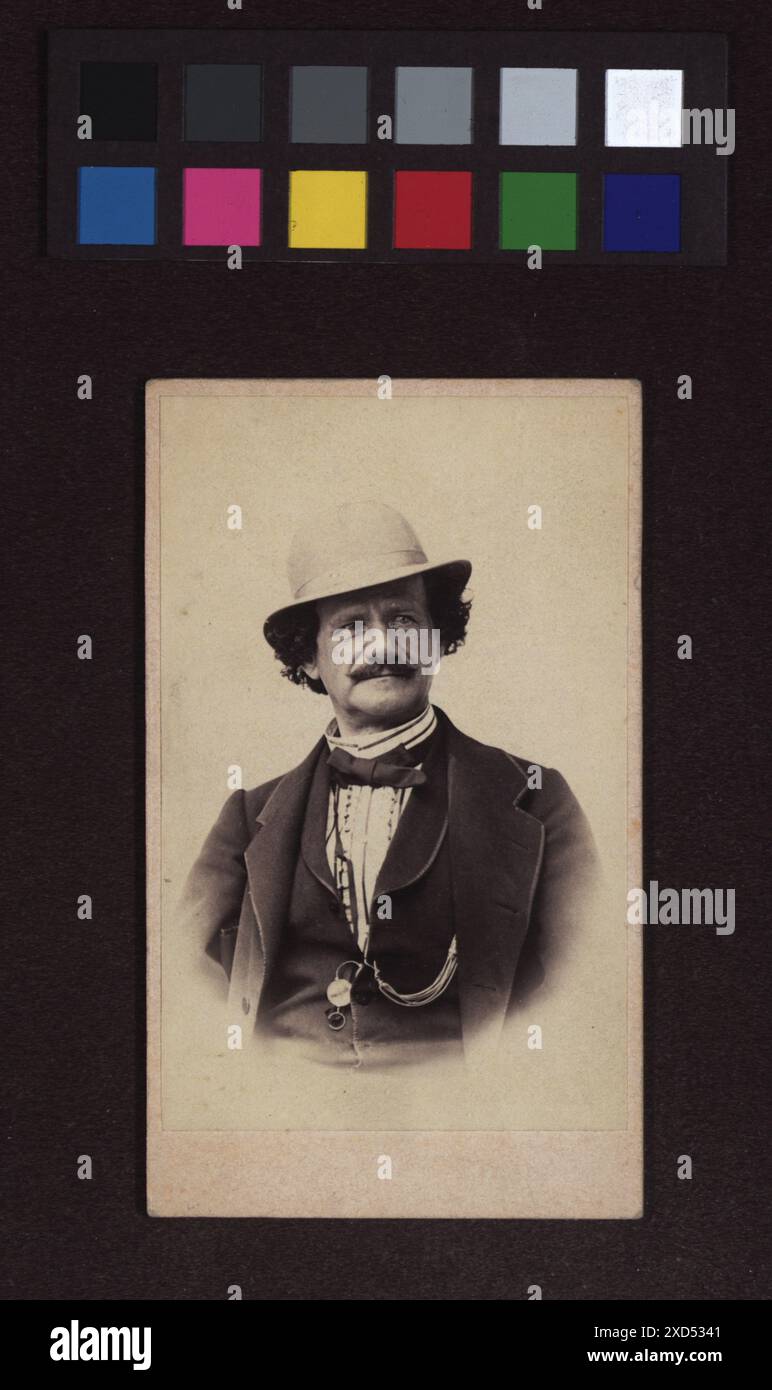 Portrait de Franz Gämmerler, acteur et écrivain autrichien (1803-1876), photographié par A. Obermüller, le montrant officiellement en tenue de théâtre avant 1876. Banque D'Images
