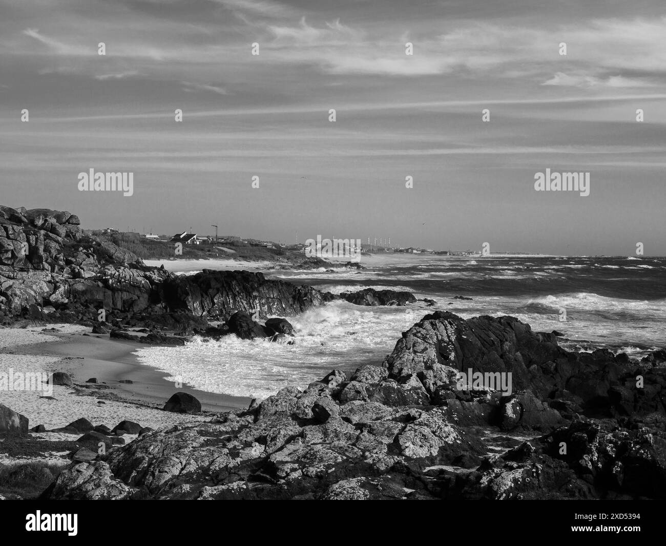 Noir et blanc voyez comment la vague de l'océan Atlantique se brise sur la grande pierre rocheuse sur la belle plage volcanique du portugal Banque D'Images