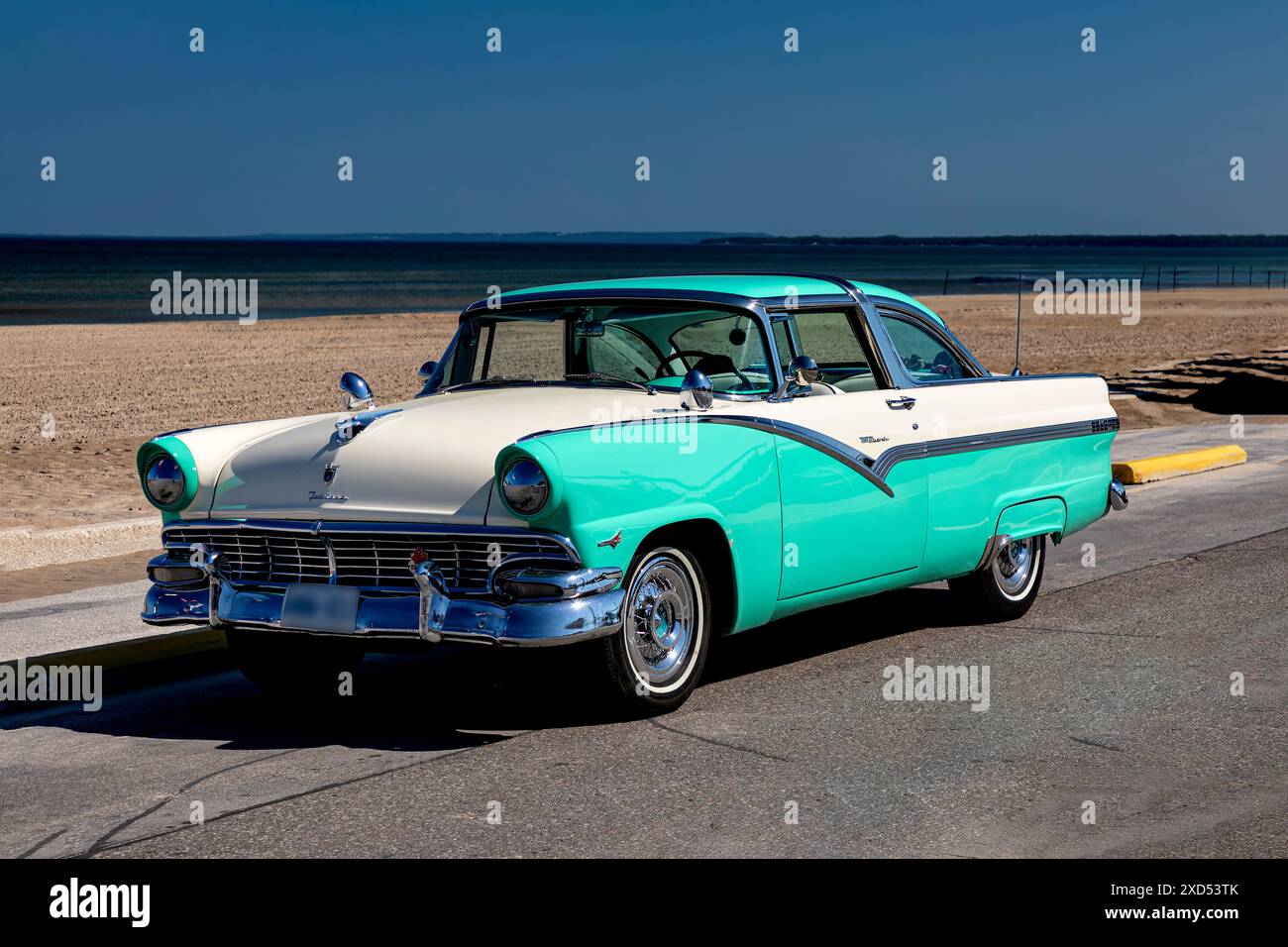 Ford Crown Victoria 1956 sur la chaussée. Banque D'Images