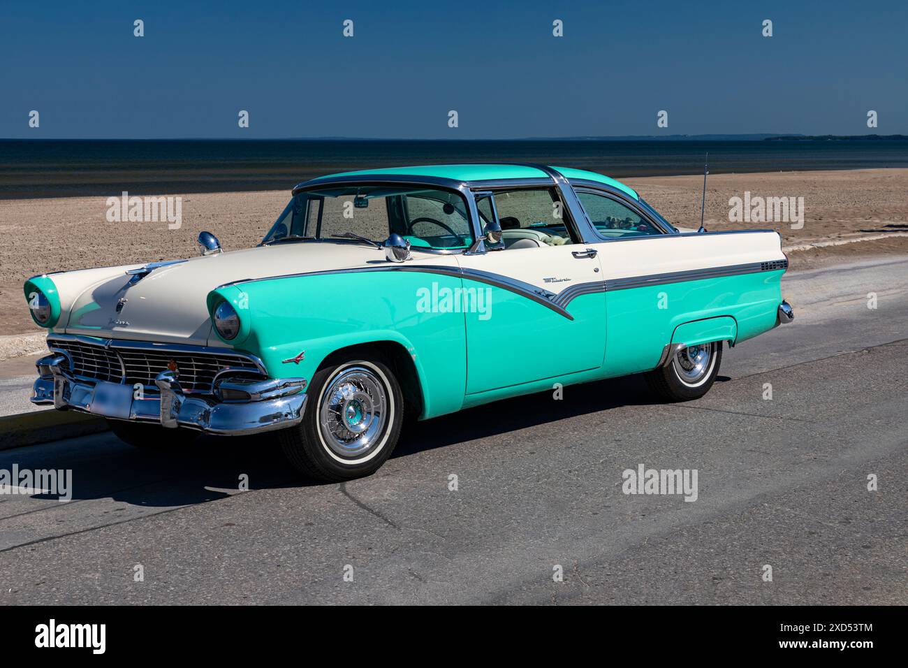 Ford Crown Victoria 1956 sur la chaussée. Banque D'Images