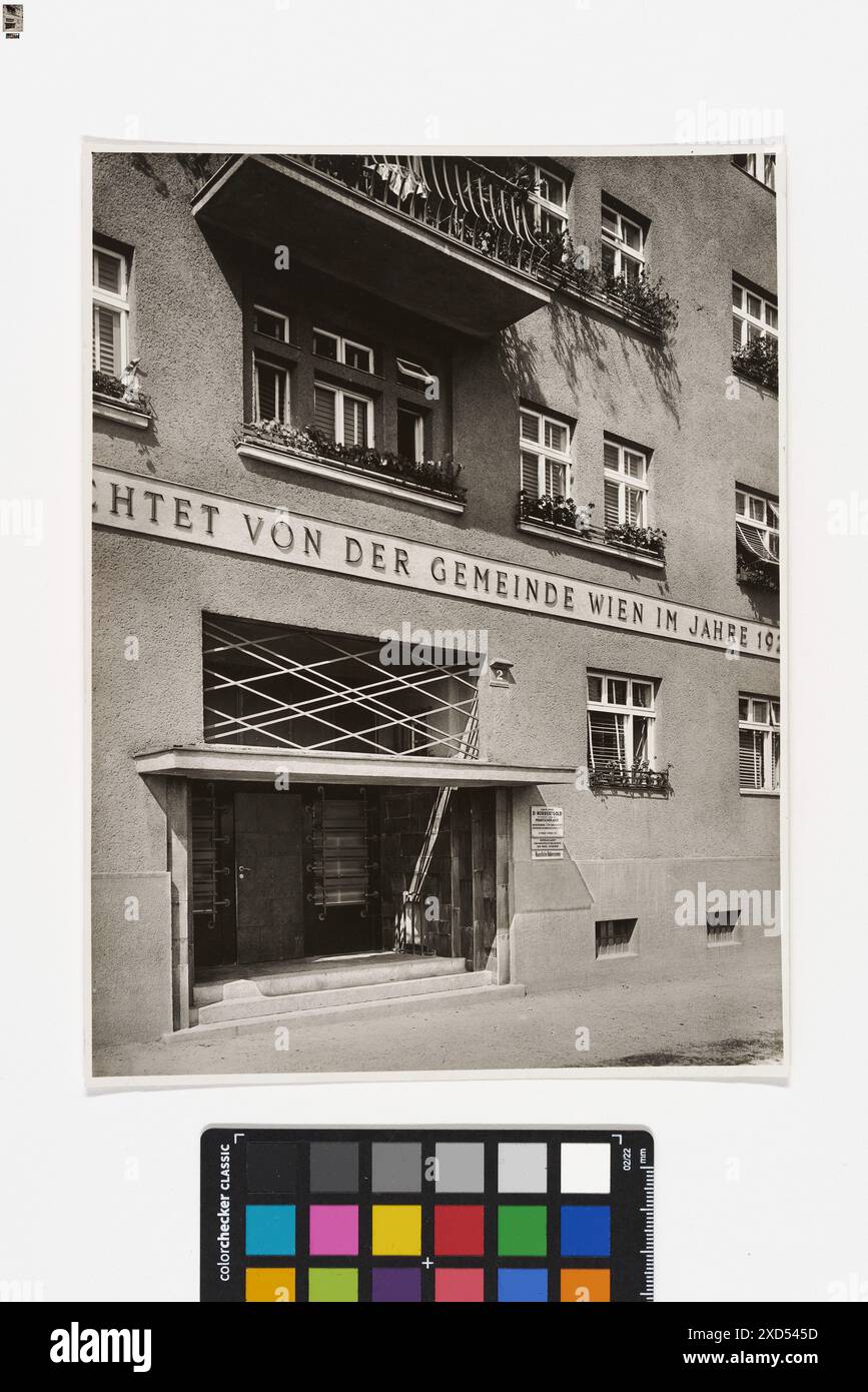 Vue extérieure du complexe résidentiel municipal conçu par Martin Gerlach Jr. entre 1879 et 1944, situé à Friedrich-Knauer-Gasse 2-4, Angeligasse 10 et Kennergasse 15, photographié vers 1935, montrant l'architecture et l'aménagement du bâtiment plat. Banque D'Images