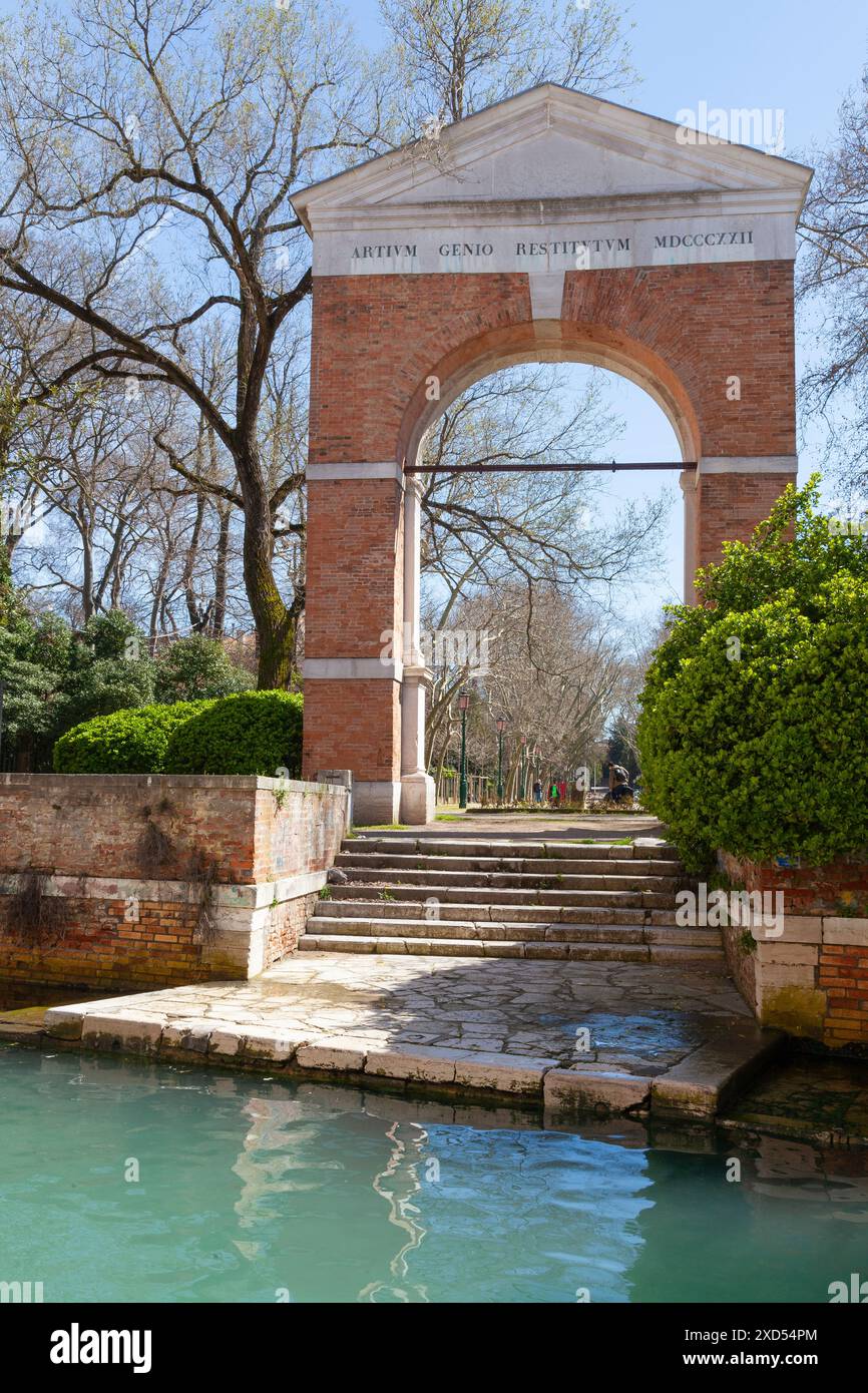 L'Arc monumental dans les Giardini Pubblici (Jardins Publics), Venice, Veneto, Italie. Conçu par Michele Sanmicheli il faisait partie de l'église Banque D'Images