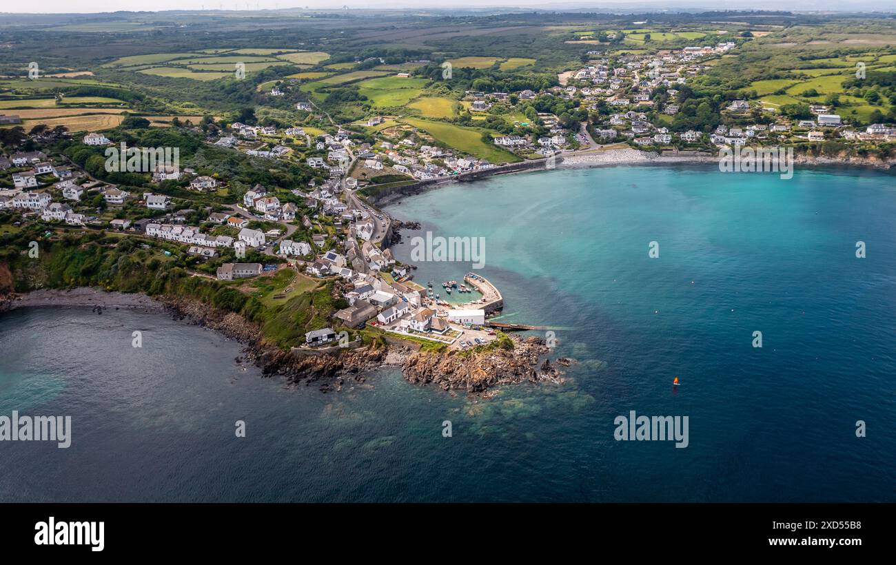 Paysage aérien du pittoresque village de pêcheurs cornouaillais de Coverack en Cornouailles avec une côte rocheuse et une plage de sable blanc Banque D'Images