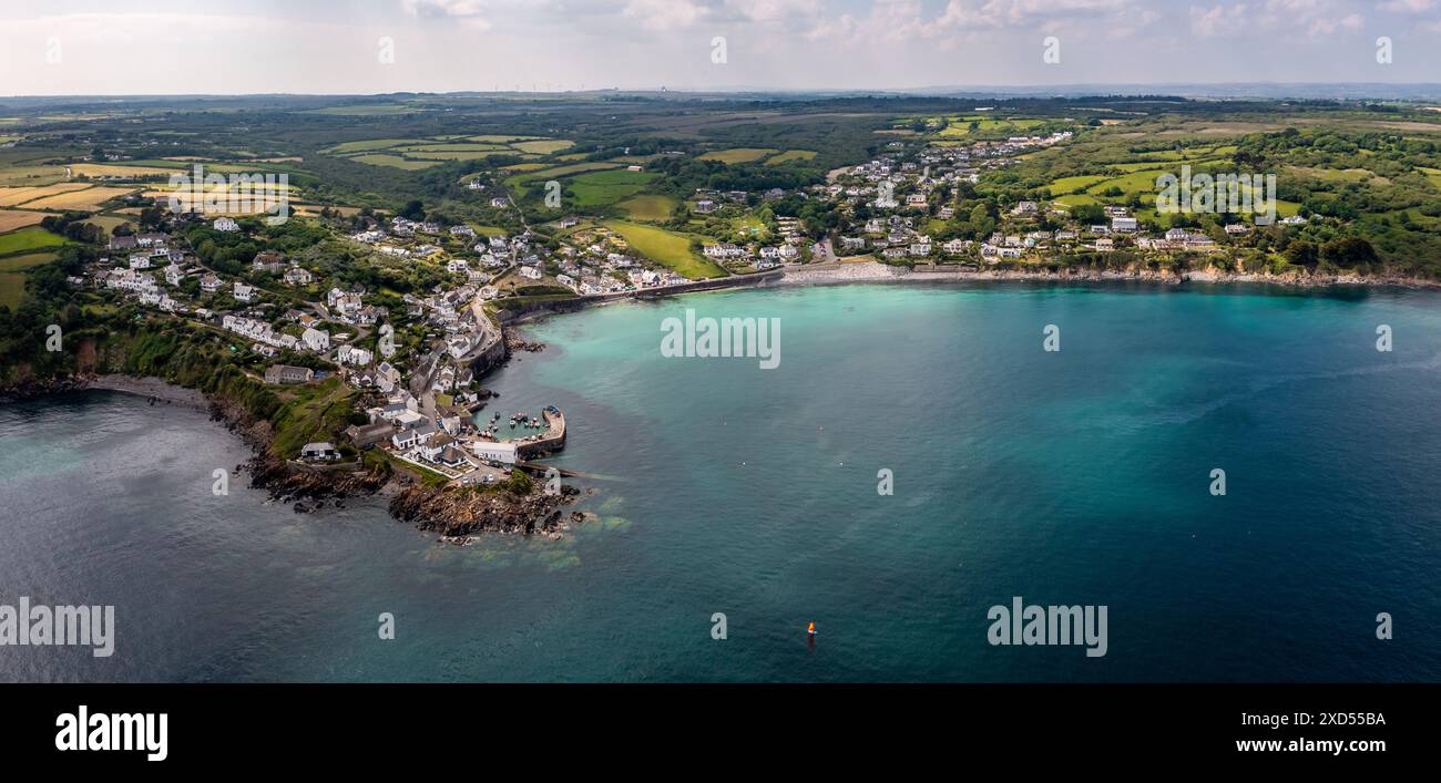 Paysage aérien du pittoresque village de pêcheurs cornouaillais de Coverack en Cornouailles avec une côte rocheuse et une plage de sable blanc Banque D'Images