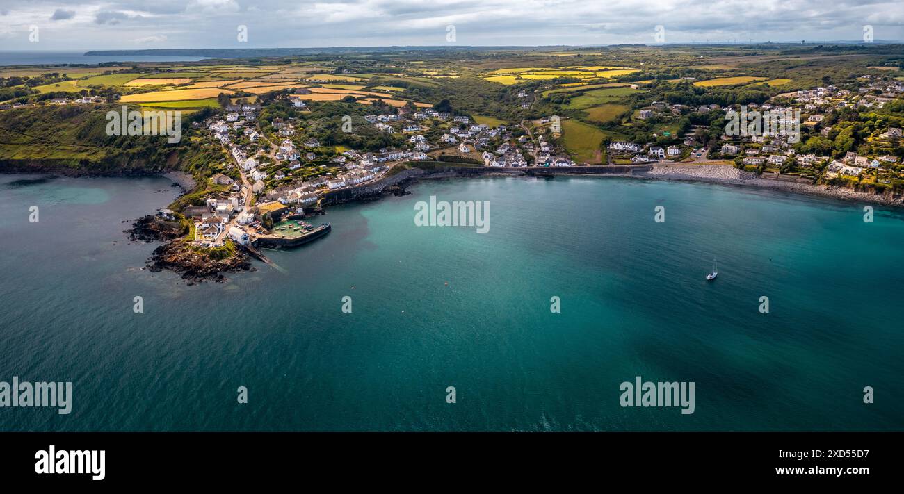 Paysage aérien du pittoresque village de pêcheurs de Cornouailles de Coverack en Cornouailles avec une côte rocheuse et un port historique Banque D'Images