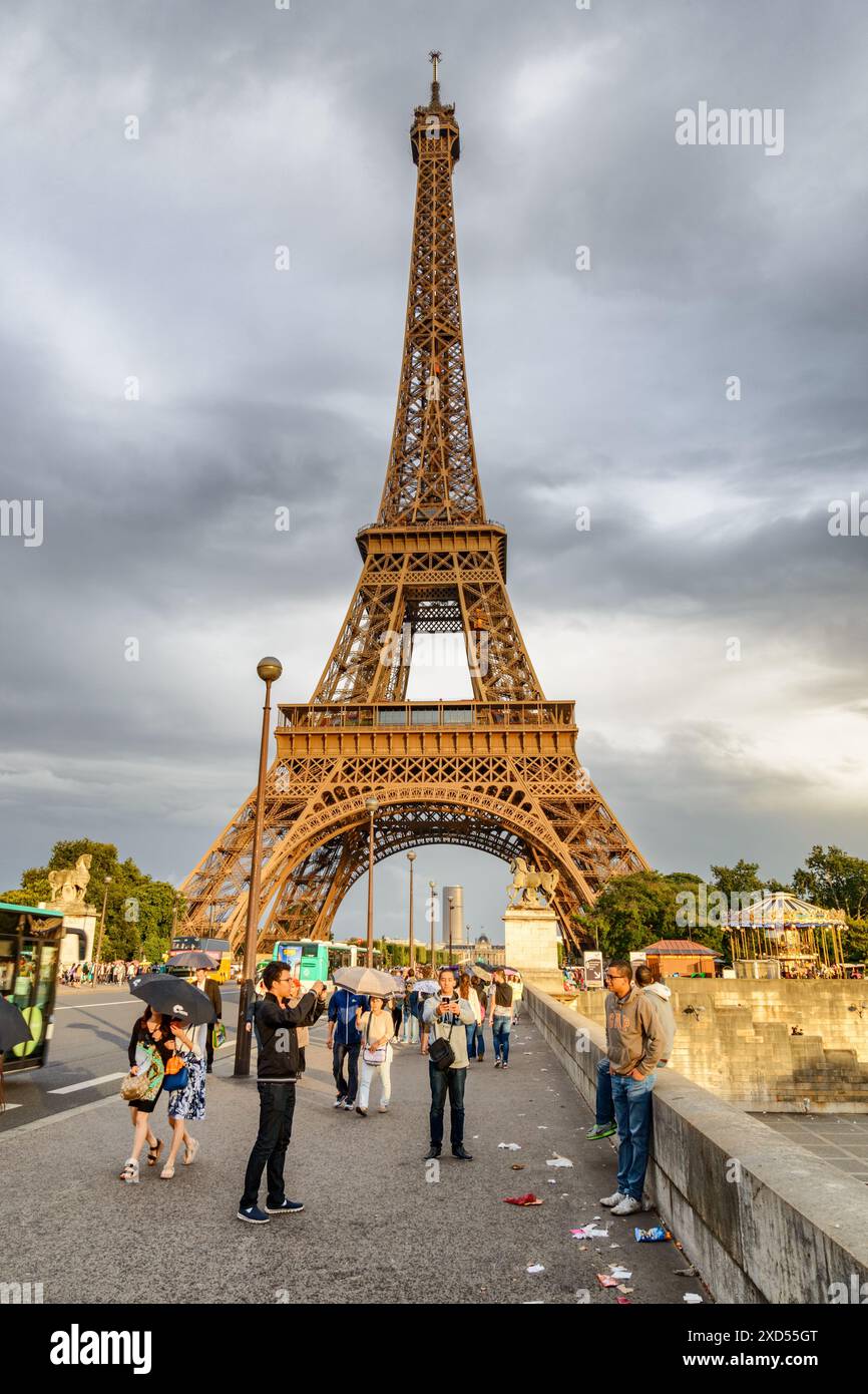 Paris, France - 13 août 2014 : vue sur la Tour Eiffel depuis le Pont d'Iena. Banque D'Images