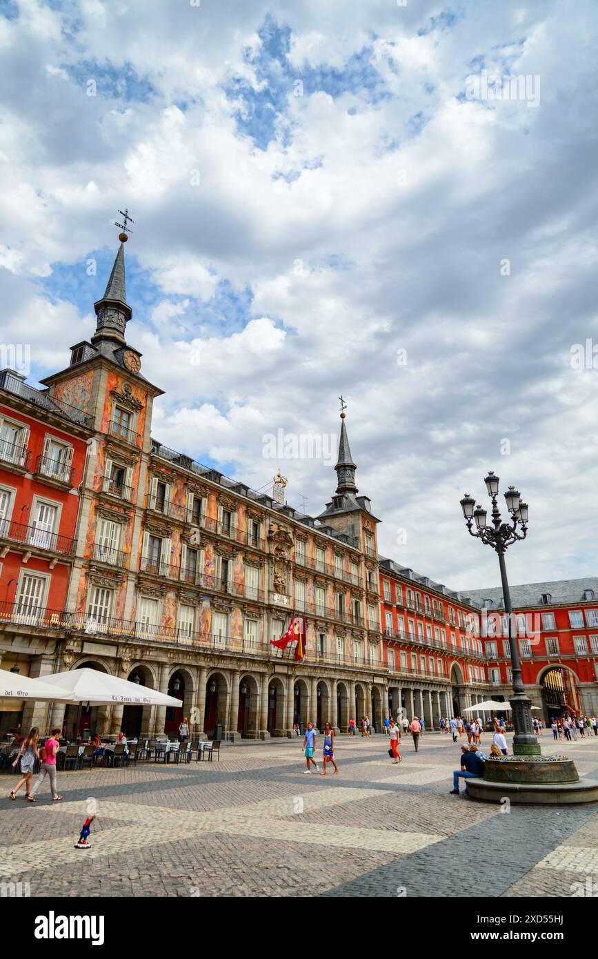 Madrid, Espagne - 18 août 2014 : vue imprenable sur la Plaza Mayor. Madrid est une destination touristique populaire de l'Europe. Banque D'Images