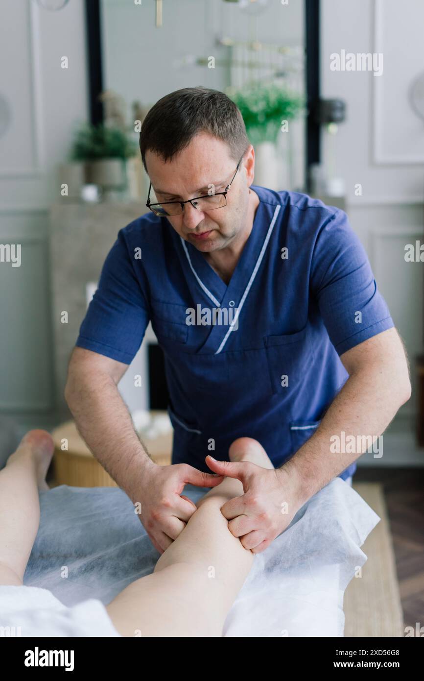 Une femme recevant un massage du ventre dans un salon de beauté Banque D'Images