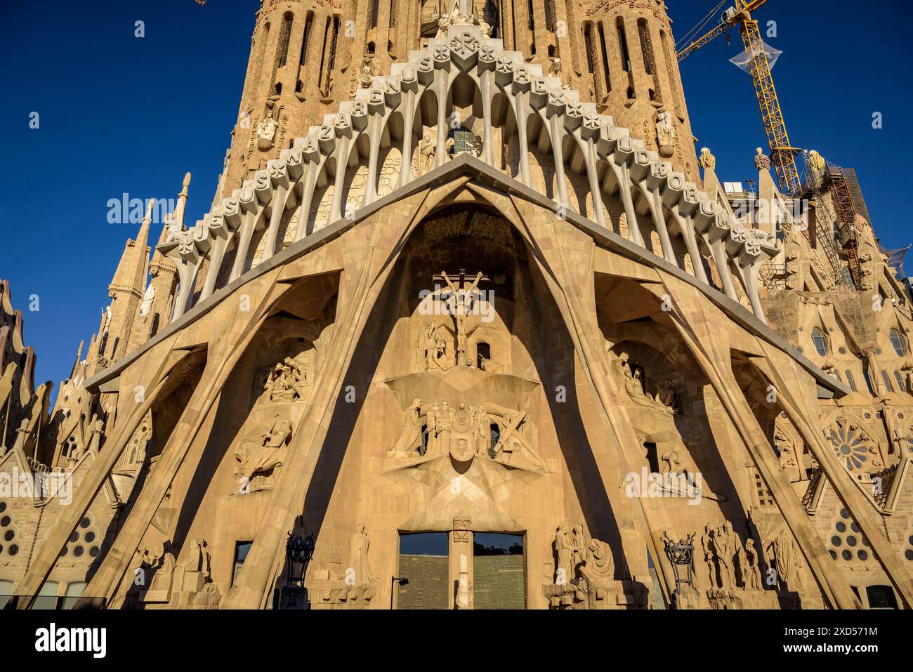 Passion façade de la Sagrada Familia, dans l'après-midi (Barcelone, Catalogne, Espagne) ESP : Fachada de la Pasión de la Sagrada Família, por la tarde Banque D'Images