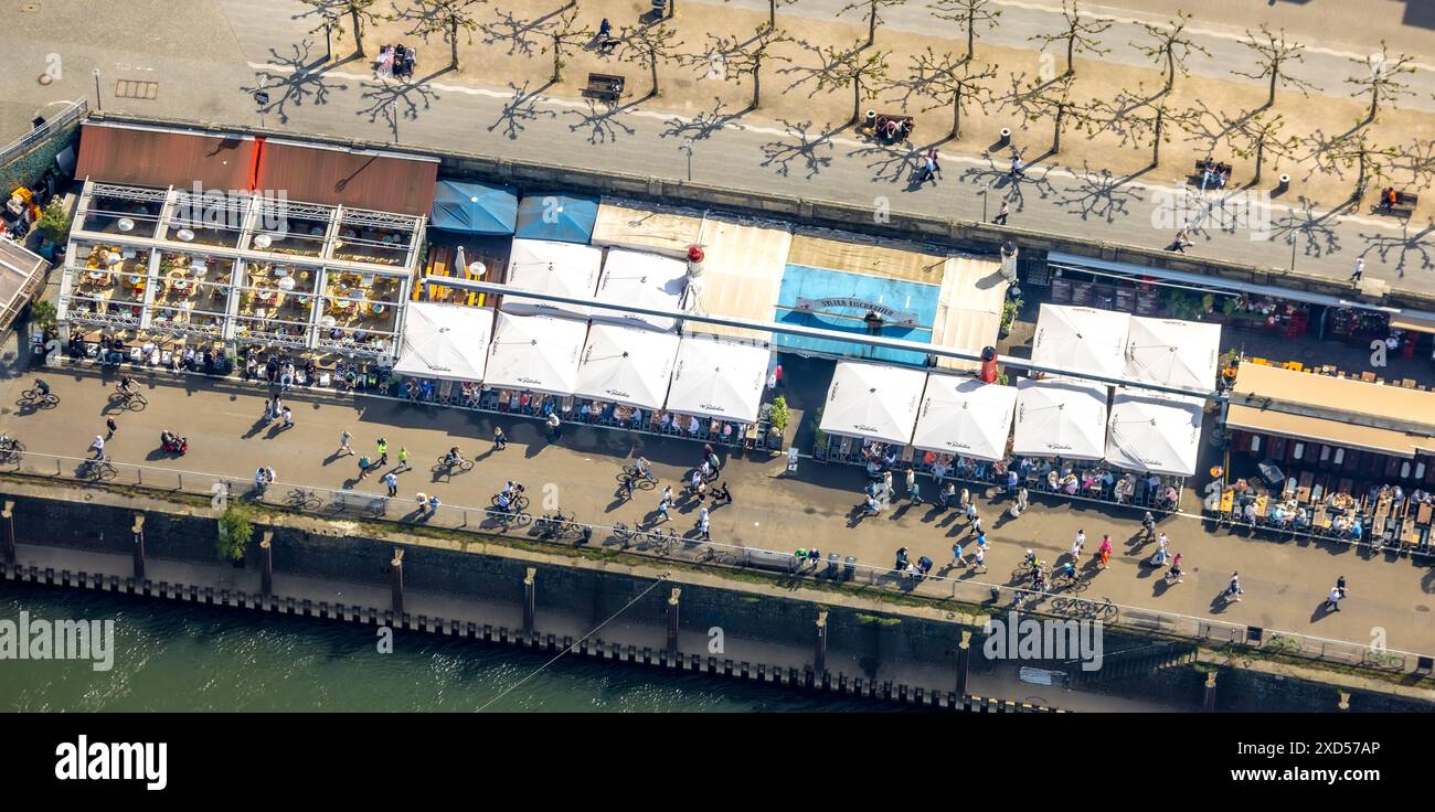 Vue aérienne, Altstadt Rheinuferpromenade, invités à l'extérieur restaurant avec toit à persiennes, Altstadt, Düsseldorf, Rhénanie du Nord-Westphalie, Germa Banque D'Images Vue aérienne, Altstadt Rheinuferpromenade, invités à l'extérieur restaurant avec toit à persiennes, Altstadt, Düsseldorf, Rhénanie du Nord-Westphalie, Germa Banque D'Images