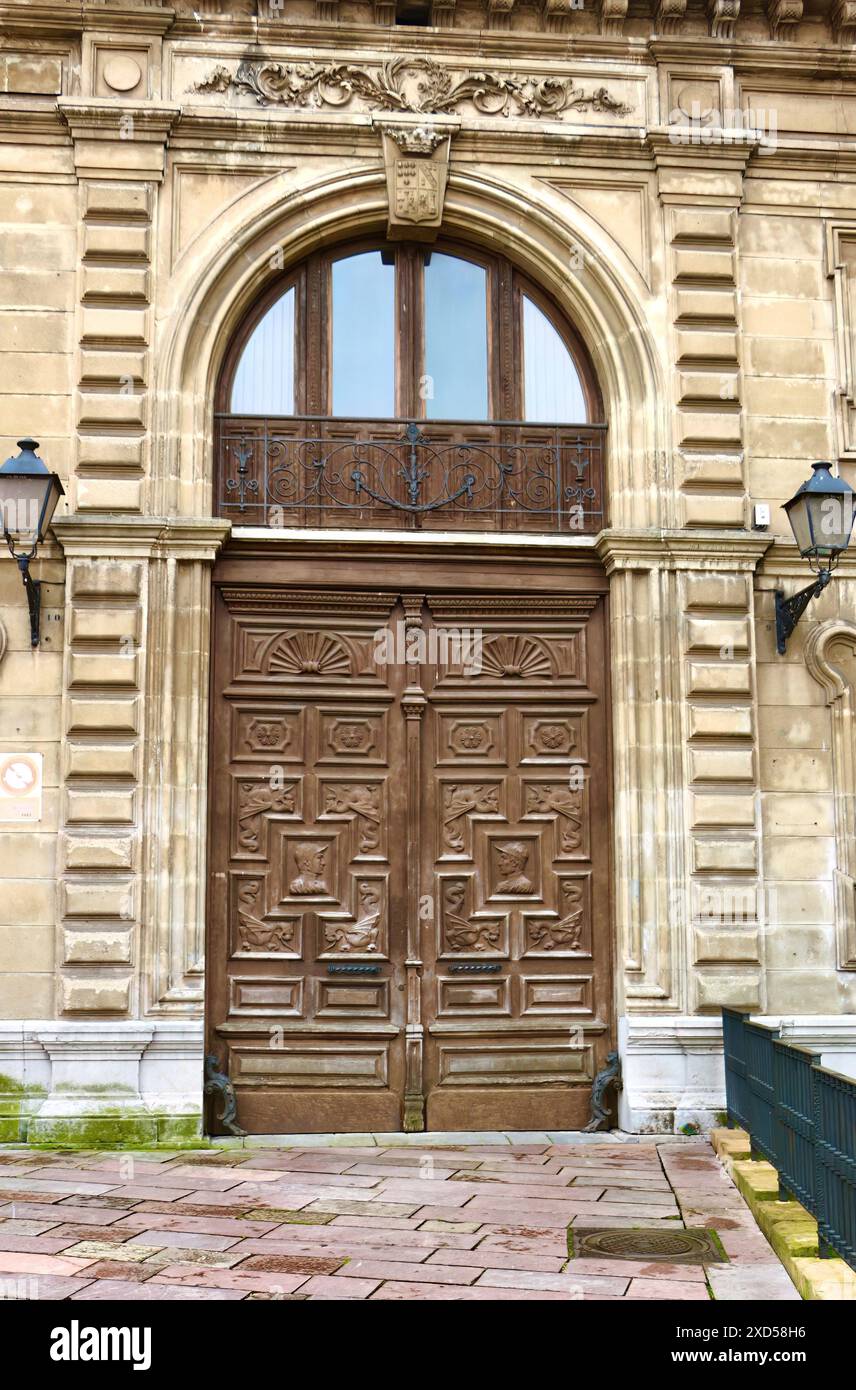 Portes à l'entrée de l'Edificio de las caballerizas avec des têtes de jockeys sculptées en bois dans le profil et dragons Oviedo Asturias Espagne Banque D'Images