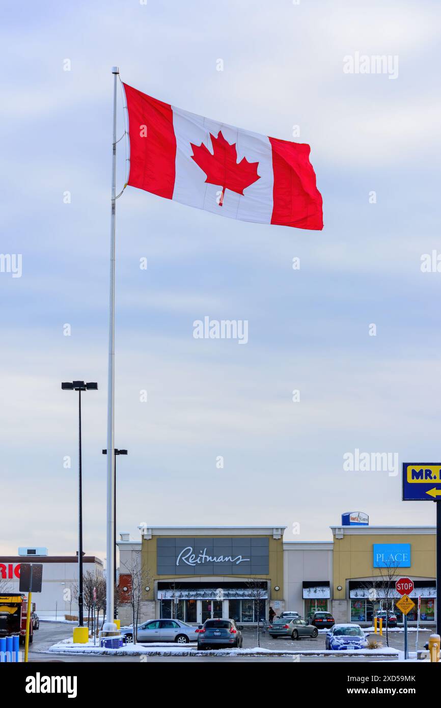 Le drapeau canadien à l'entrée du centre commercial, Toronto, Canada Banque D'Images