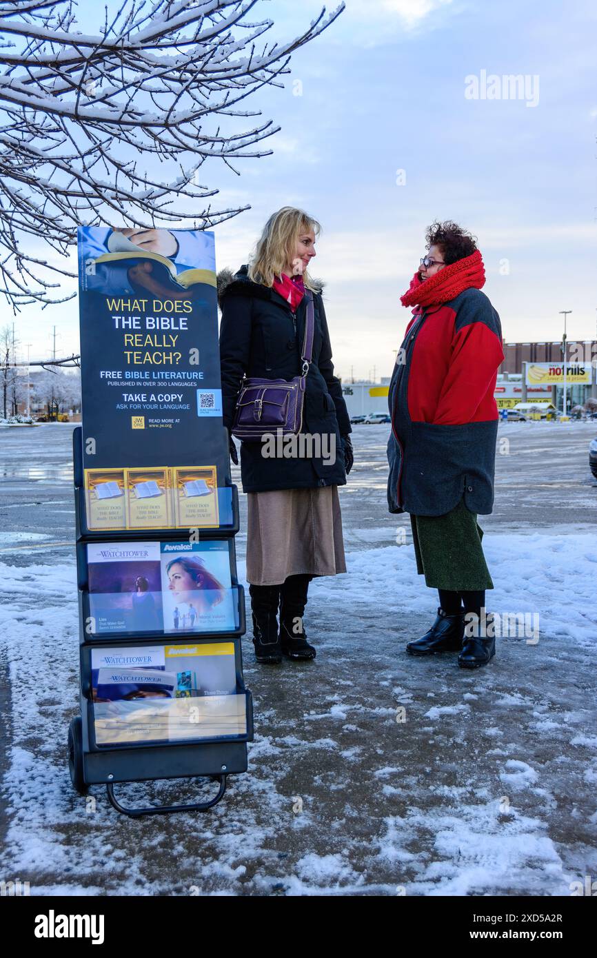 Deux femmes témoins de Jéhovah sur le trottoir pendant la saison d'hiver, Toronto, Canada Banque D'Images