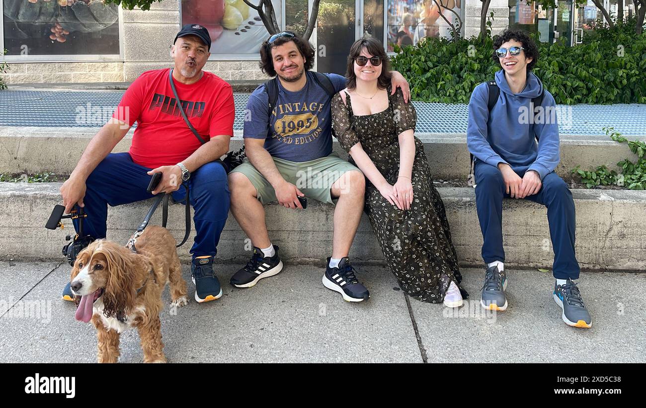 Portrait de famille et chien de compagnie, Toronto, Canada Banque D'Images