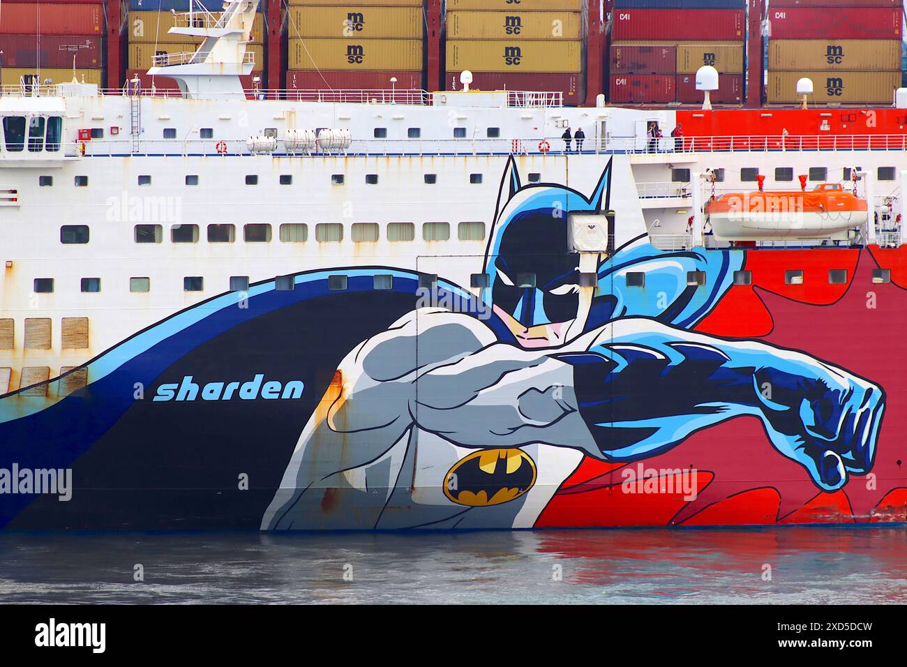 Côté port du ferry Tirrenia « Sharden » avec des graphismes sur le thème des super-héros DC en partenariat avec Warner Bros & DC Entertainment, avril 2024. Banque D'Images