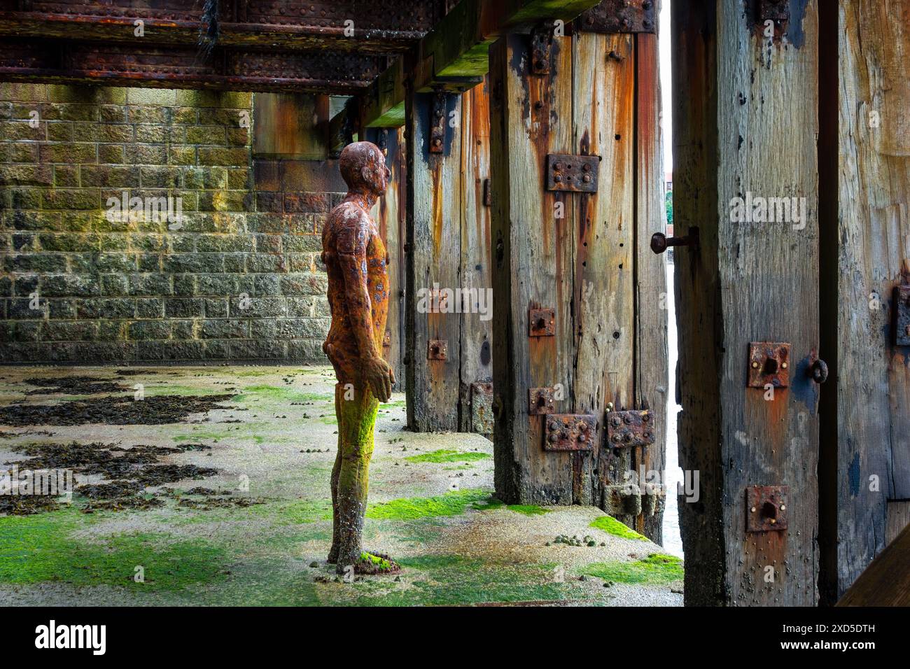 Sculpture grandeur nature vue sur la mer par Antony Gormley Folkestone Harbour Arm Loading Bay Folkestone Triennial Another Time XVIII Banque D'Images