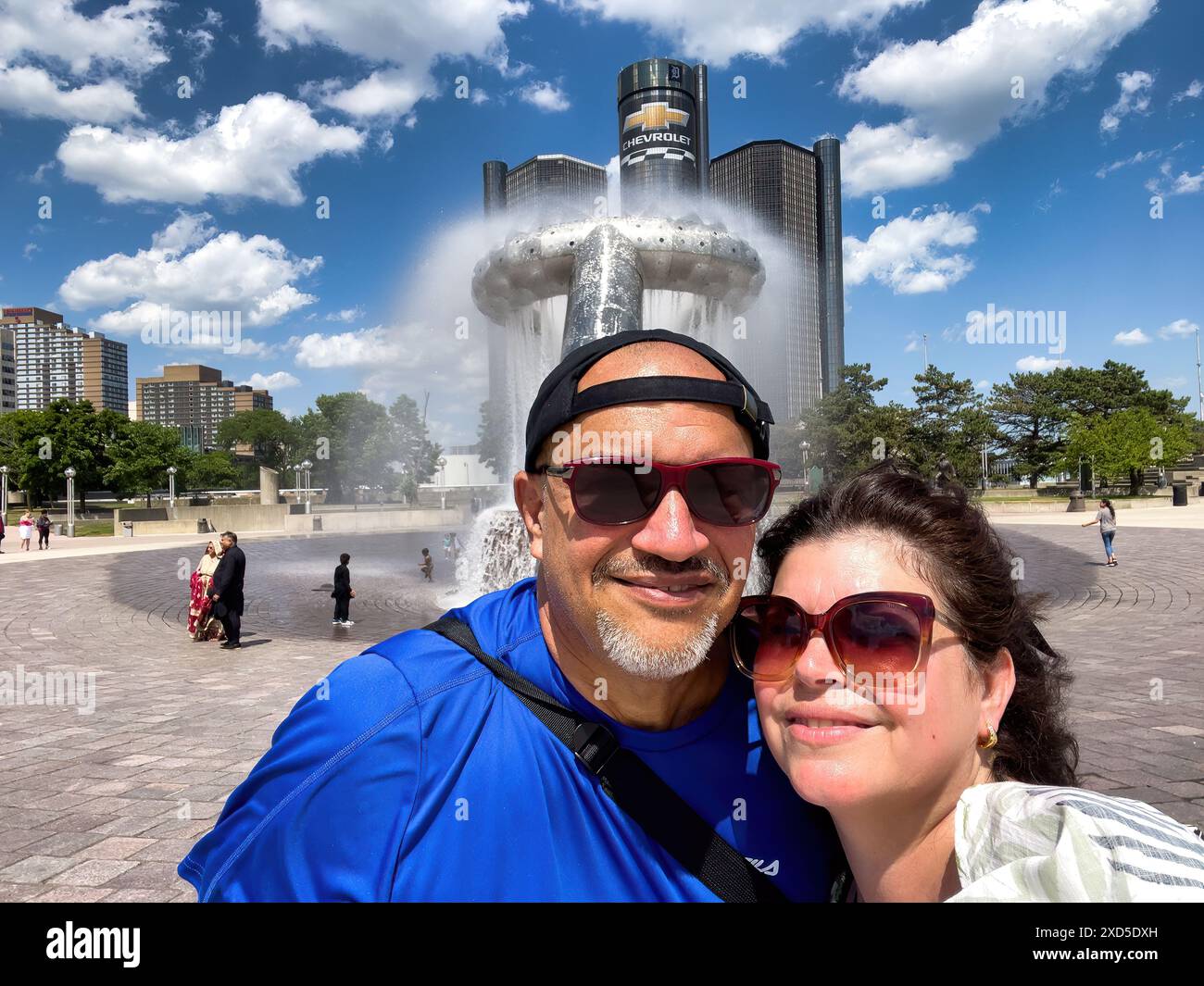 Portrait selfie couple de touristes par la fontaine Horace E. Dodge à Hart Plaza, Detroit, Michigan, États-Unis Banque D'Images