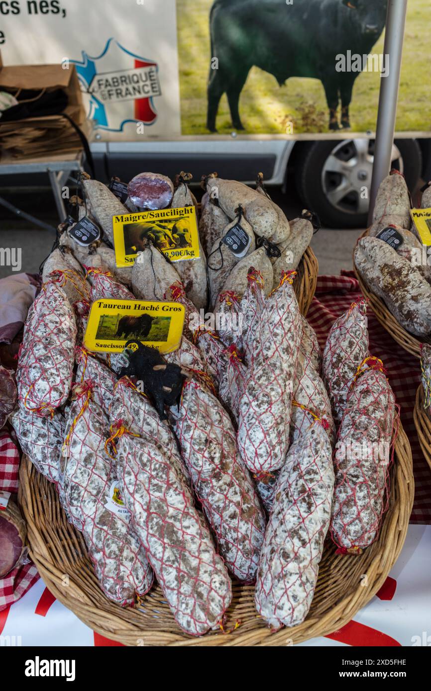 Arles, Bouches-du-Rhône, France - 20 avril 2019 : salami à la viande de taureau en vente au marché du samedi. Banque D'Images