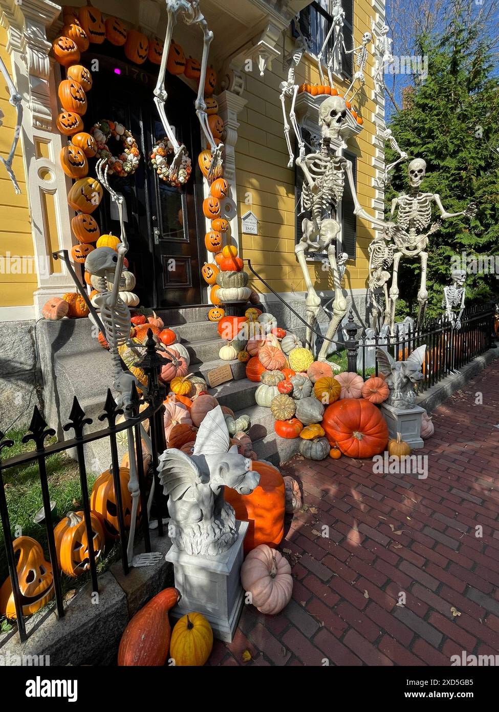 Citrouilles, squelettes et autres décorations d'Halloween décorent excessivement une maison historique à Salem Massachusetts un jour d'automne Banque D'Images