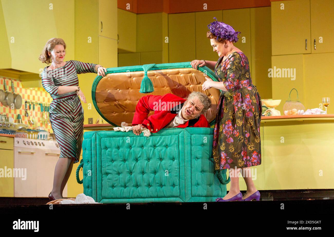 de gauche à droite : Kai Ruutel (Meg page), Ambrogio Maestri (Falstaff), Agnes Zwierko (maîtresse rapidement) dans FALSTAFF au Royal Opera, Covent Garden, Londres WC2 06/07/2015 a Royal Opera & Teatro alla Scala, Milan & Canadian Opera Company musique de coproduction de Verdi livret de Boito d'après Shakespeare chef d'orchestre : Michael Schonwandt: Paul Steinberg costumes : Brigitte Reiffenstuel éclairage : Robert Carsen & Peter van Praet réalisateur original : Robert Carsen Banque D'Images