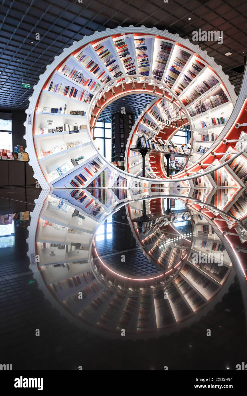 Shenzhen, Chine - novembre 06. 2023 : la conception futuriste moderne de l'architecture intérieure avec réflexion au sol dans la librairie Zhongshuge à Shenzh Banque D'Images
