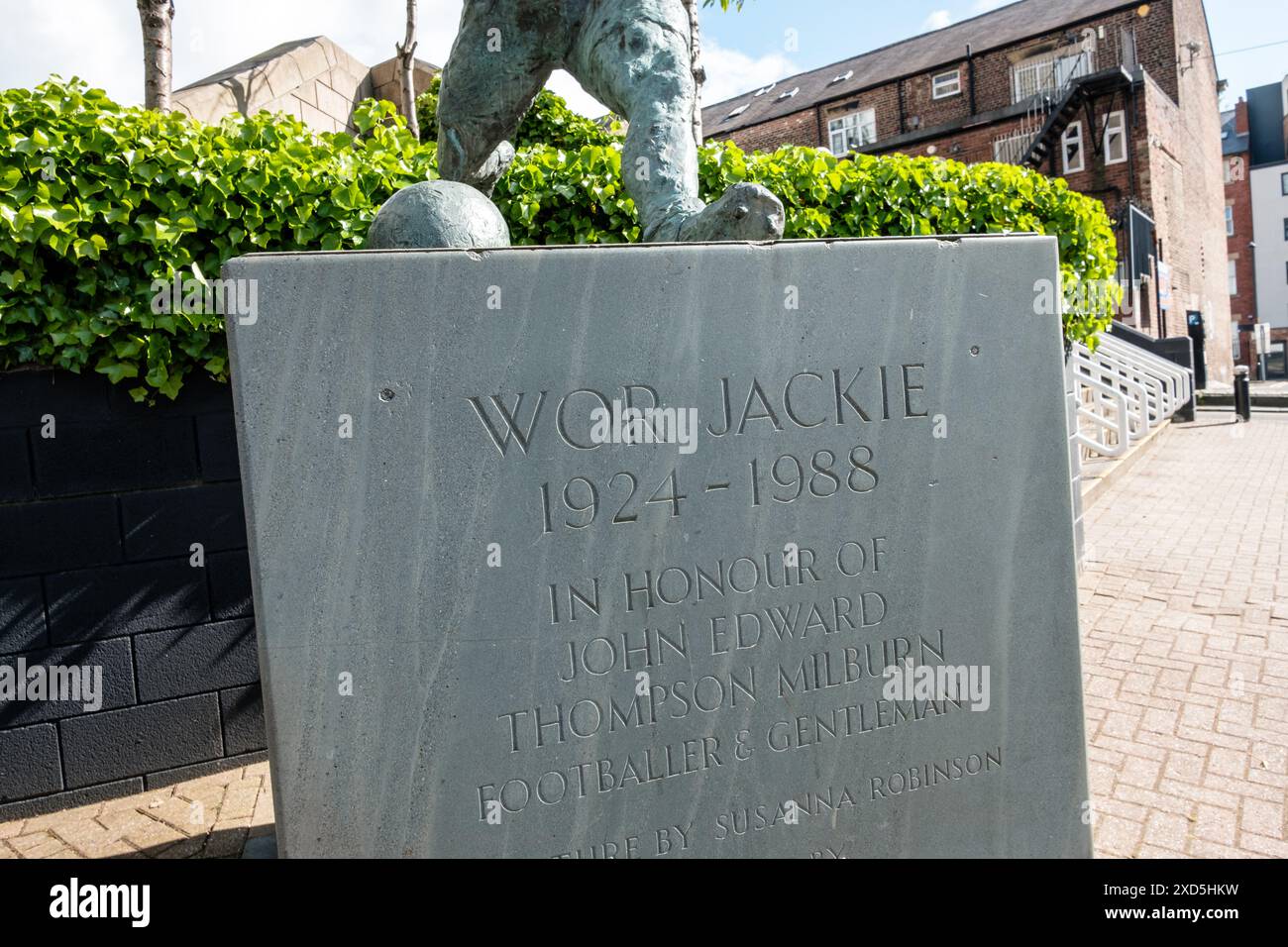 Newcastle UK : 8 juin 2024 : Newcastle United Football Atadium. Statue de Wor Jackie par jour ensoleillé. Hommage à Jackie Milburn à St James Park Banque D'Images