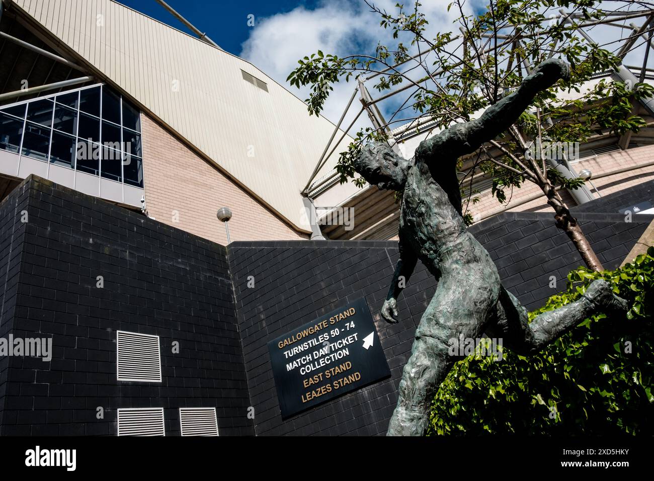 Newcastle UK : 8 juin 2024 : Newcastle United Football Atadium. Statue de Wor Jackie par jour ensoleillé. Hommage à Jackie Milburn à St James Park Banque D'Images