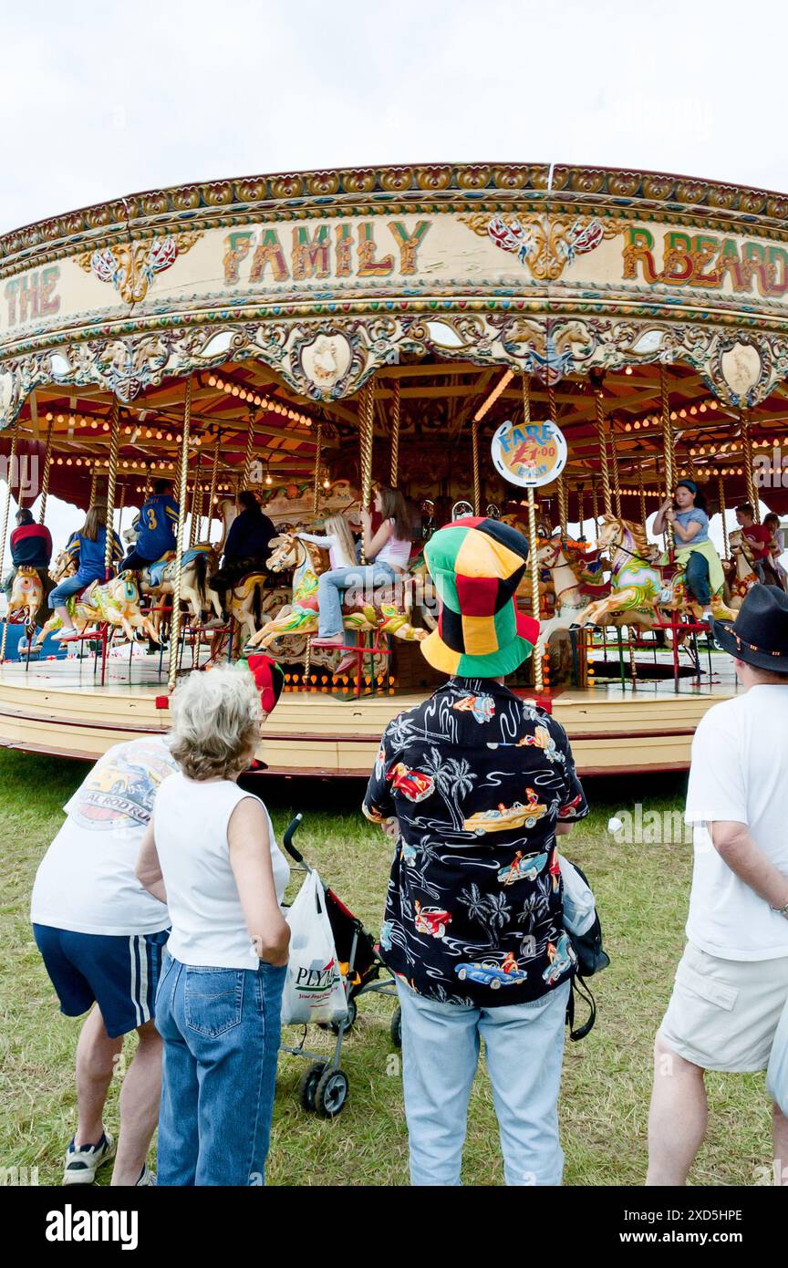 Un carrousel de chevaux galopants à vapeur de Frederick Savage lors d'un spectacle de campagne dans le Yorkshire Banque D'Images