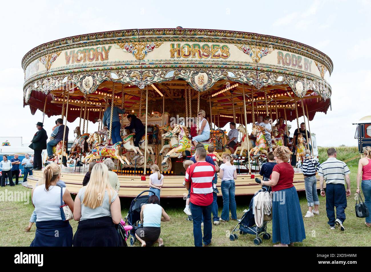Un carrousel de chevaux galopants à vapeur de Frederick Savage lors d'un spectacle de campagne dans le Yorkshire Banque D'Images
