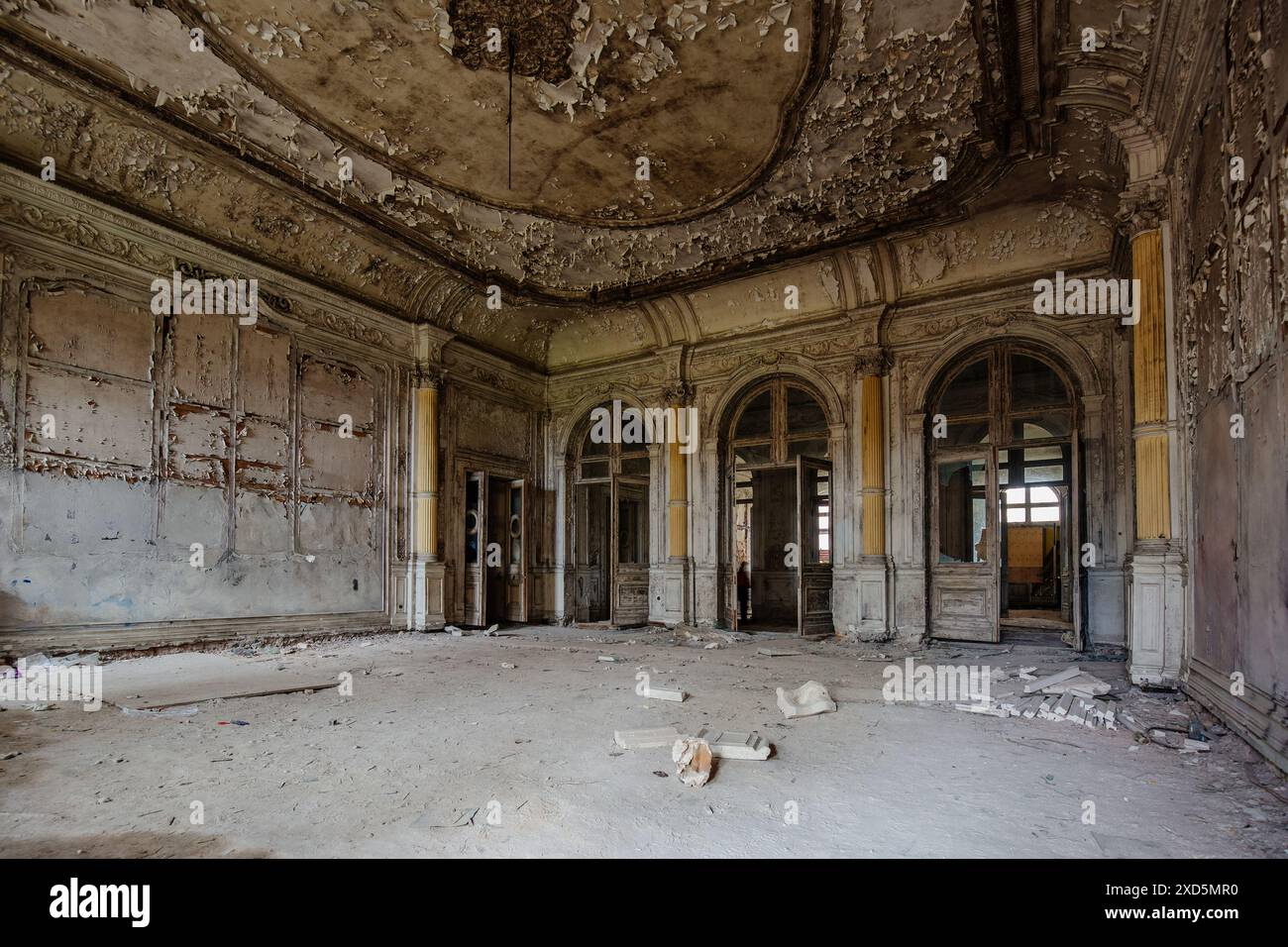 Ancien palais abandonné en ruines du Grand Prince Mikhaïl Nikolaevich Romanov. Manoir Mikhailovka à Peterhof. Banque D'Images