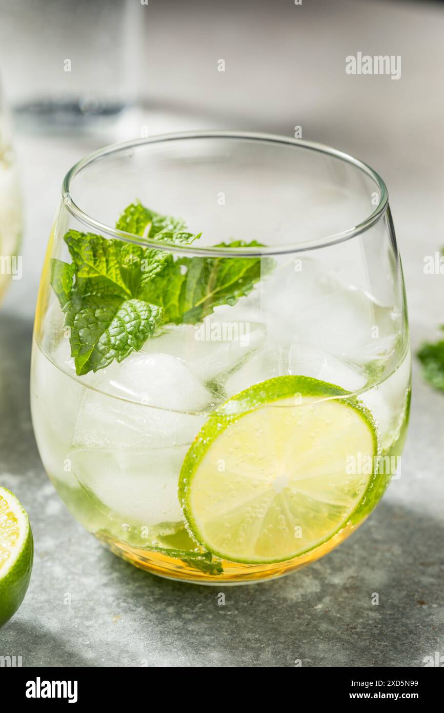 Cocktail Hugo rafraîchissant et pétillant avec menthe citron vert et champagne Banque D'Images