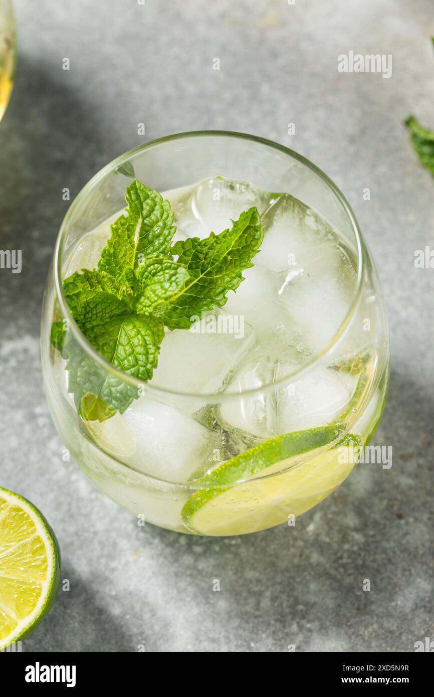 Cocktail Hugo rafraîchissant et pétillant avec menthe citron vert et champagne Banque D'Images
