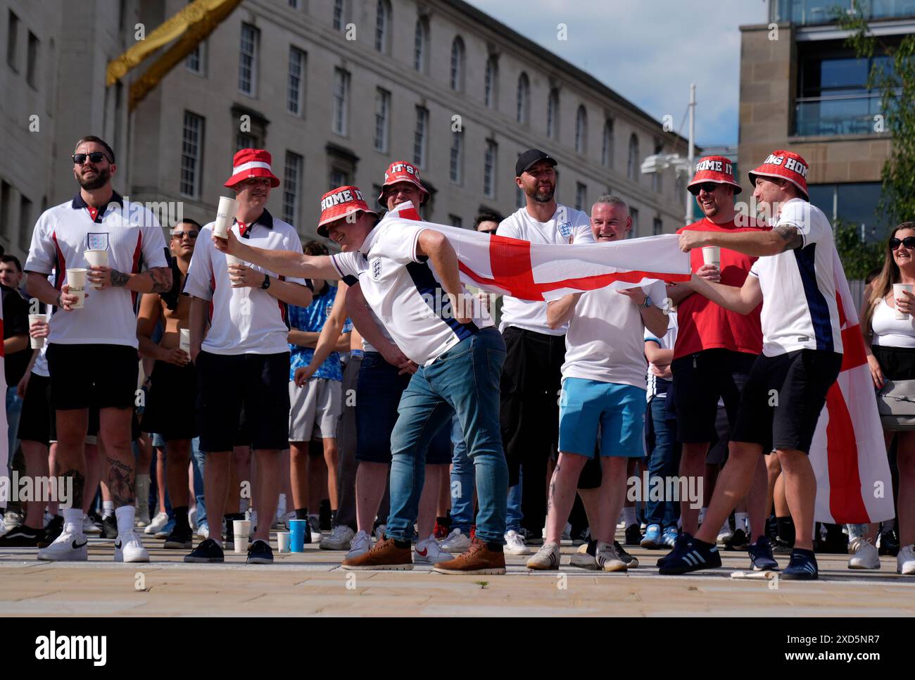 Les fans de l'Angleterre au Millennium Square à Leeds regardent le match du groupe C de l'UEFA Euro 2024 entre le Danemark et l'Angleterre. Date de la photo : jeudi 20 juin 2024. Banque D'Images