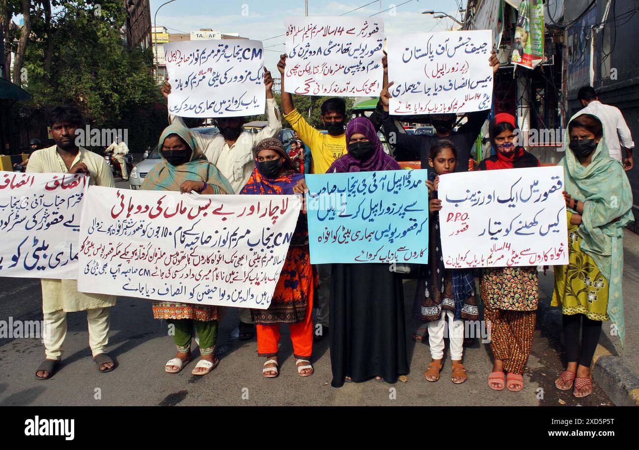 Les habitants de Kasur organisent une manifestation de protestation pour récupérer la jeune fille de 14 ans Maryam disparue dès que possible, au club de presse de Lahore le jeudi 20 juin 2024. Banque D'Images