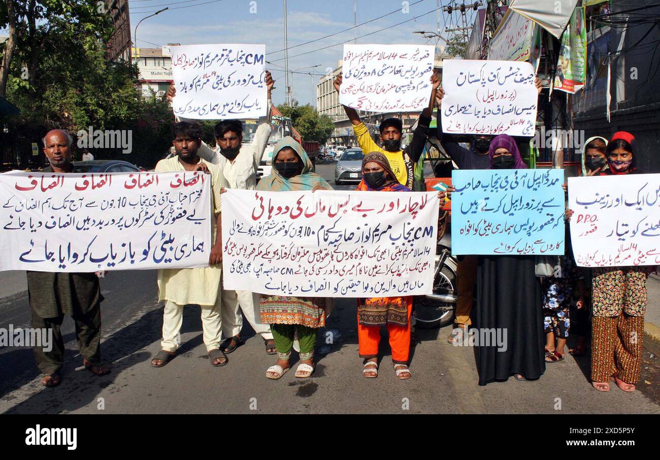 Les habitants de Kasur organisent une manifestation de protestation pour récupérer la jeune fille de 14 ans Maryam disparue dès que possible, au club de presse de Lahore le jeudi 20 juin 2024. Banque D'Images