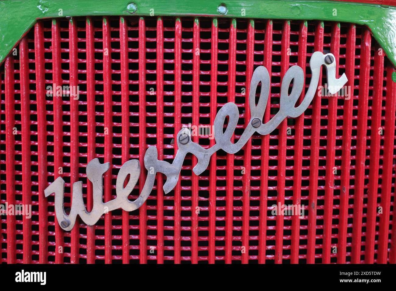 Itterbeck, Allemagne - 16 juin 2024 logo d'un tracteur oldtimer : Wesseler. Wesseler a produit des tracteurs entre 1936 et 1966 Banque D'Images