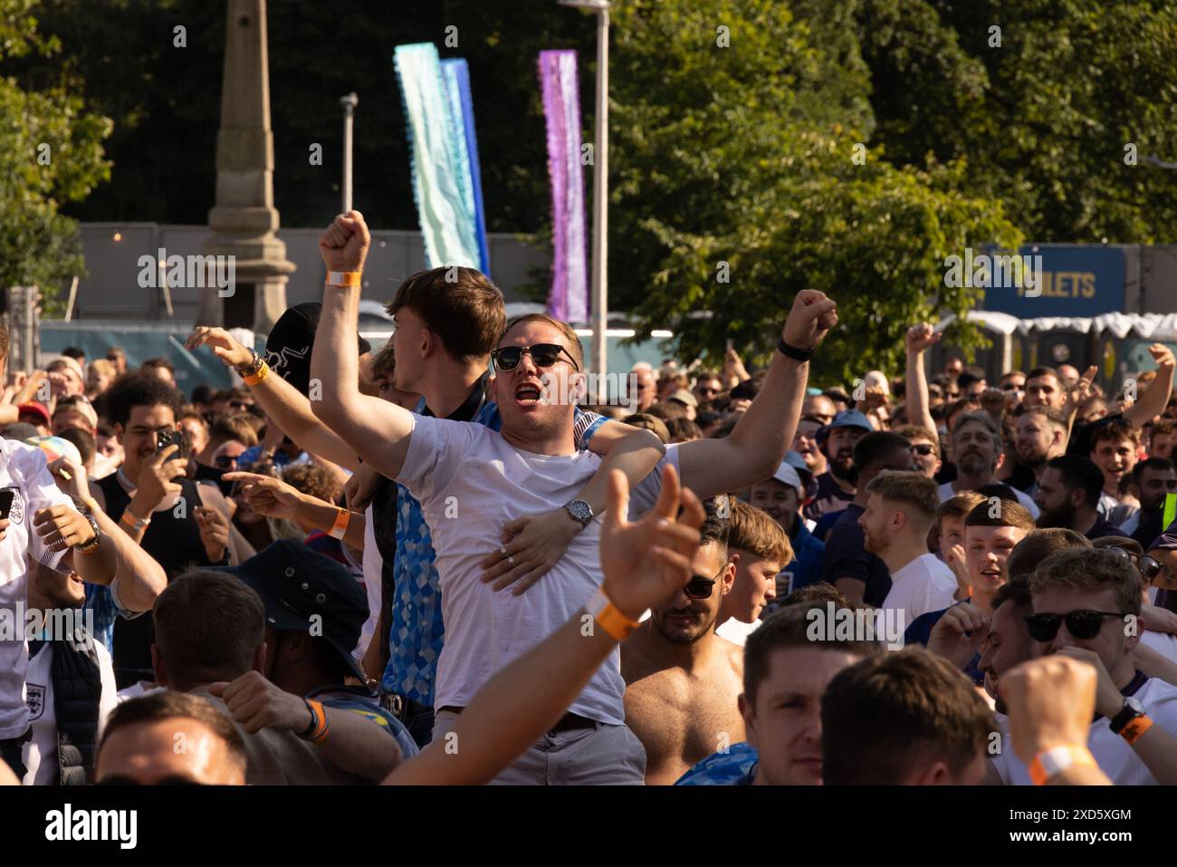 Central Park, Brighton, Royaume-Uni. Supporters à l'Euro fan Park, 4theFans, Central Park, Brighton au Danemark v England fan Park grand écran Brighton. David Smith/Alamy 25 juin 2024 Banque D'Images