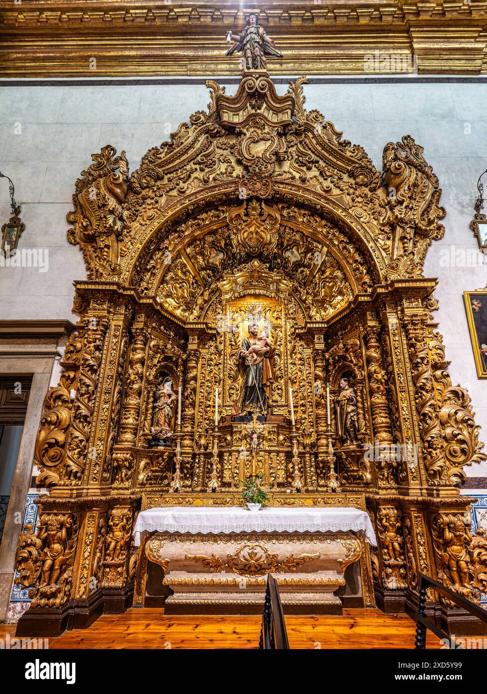 L'intérieur doré complexe de l'église carmélite Igreja do Carmo dans la vieille ville de Faro au Portugal, en Europe. Igreja da Ordem Terceira de Nossa S. Banque D'Images