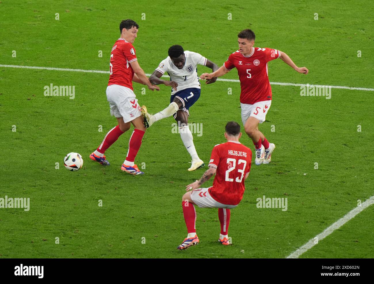 L'Anglais Bukayo Saka tire au but lors du match de l'UEFA Euro 2024 à ...