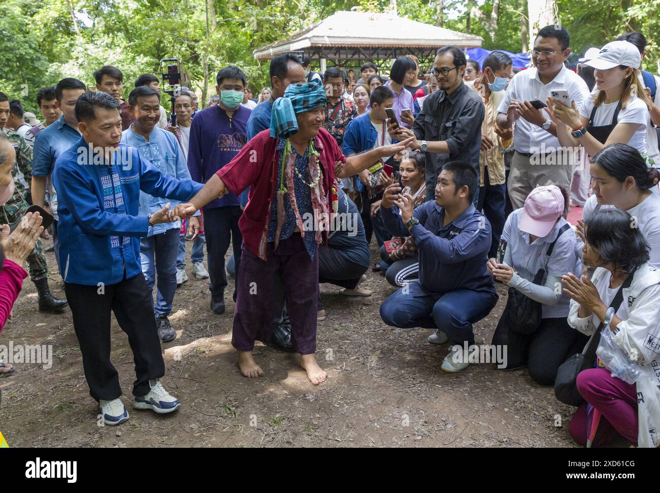 Chiang mai, Thaïlande. 20 juin 2024. Un homme thaïlandais possédé par les esprits, se promène près des visiteurs pendant le festival. Le festival est unique et peu fréquenté par des étrangers, mais a lieu chaque année dans les contreforts de la montagne Doi Kham, pour rendre hommage à deux anciens esprits géants, pu SAE et ya SAE. Crédit : SOPA images Limited/Alamy Live News Banque D'Images