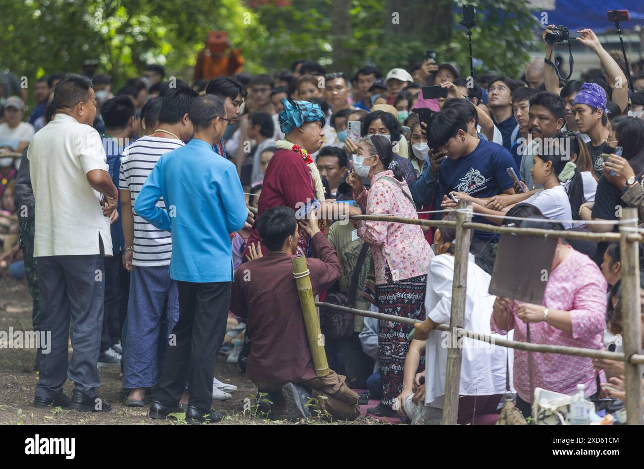 Chiang mai, Thaïlande. 20 juin 2024. Un homme thaïlandais possédé par les esprits parle à un visiteur pendant le festival. Le festival est unique et peu fréquenté par des étrangers, mais a lieu chaque année dans les contreforts de la montagne Doi Kham, pour rendre hommage à deux anciens esprits géants, pu SAE et ya SAE. Crédit : SOPA images Limited/Alamy Live News Banque D'Images