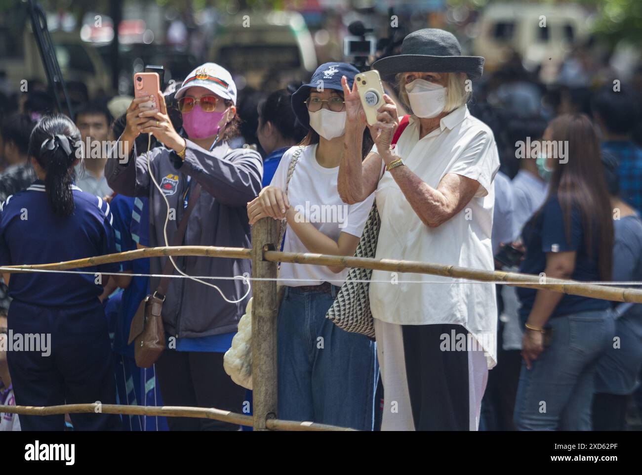 Chiang mai, Thaïlande. 20 juin 2024. Les visiteurs prennent des photos pendant le festival. Le festival est unique et peu fréquenté par des étrangers, mais a lieu chaque année dans les contreforts de la montagne Doi Kham, pour rendre hommage à deux anciens esprits géants, pu SAE et ya SAE. (Photo de Pongmanat Tasiri/SOPA images/Sipa USA) crédit : Sipa USA/Alamy Live News Banque D'Images