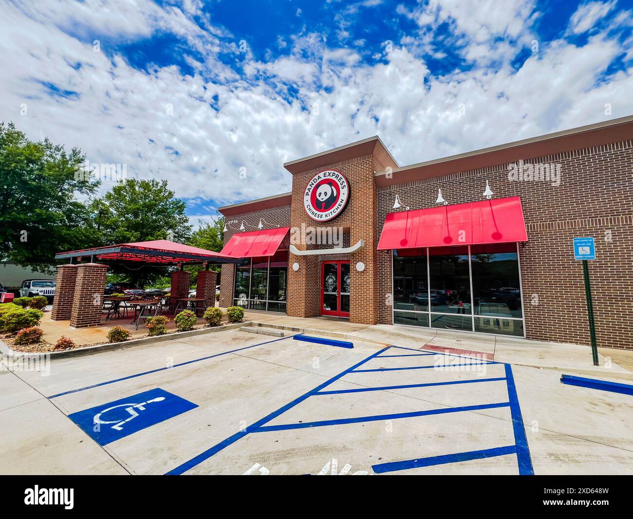 Douglasville, GA - 10 juin 2024 : Panda Express est une chaîne de restaurants servant une cuisine chinoise américaine dans un cadre décontracté et rapide. Banque D'Images