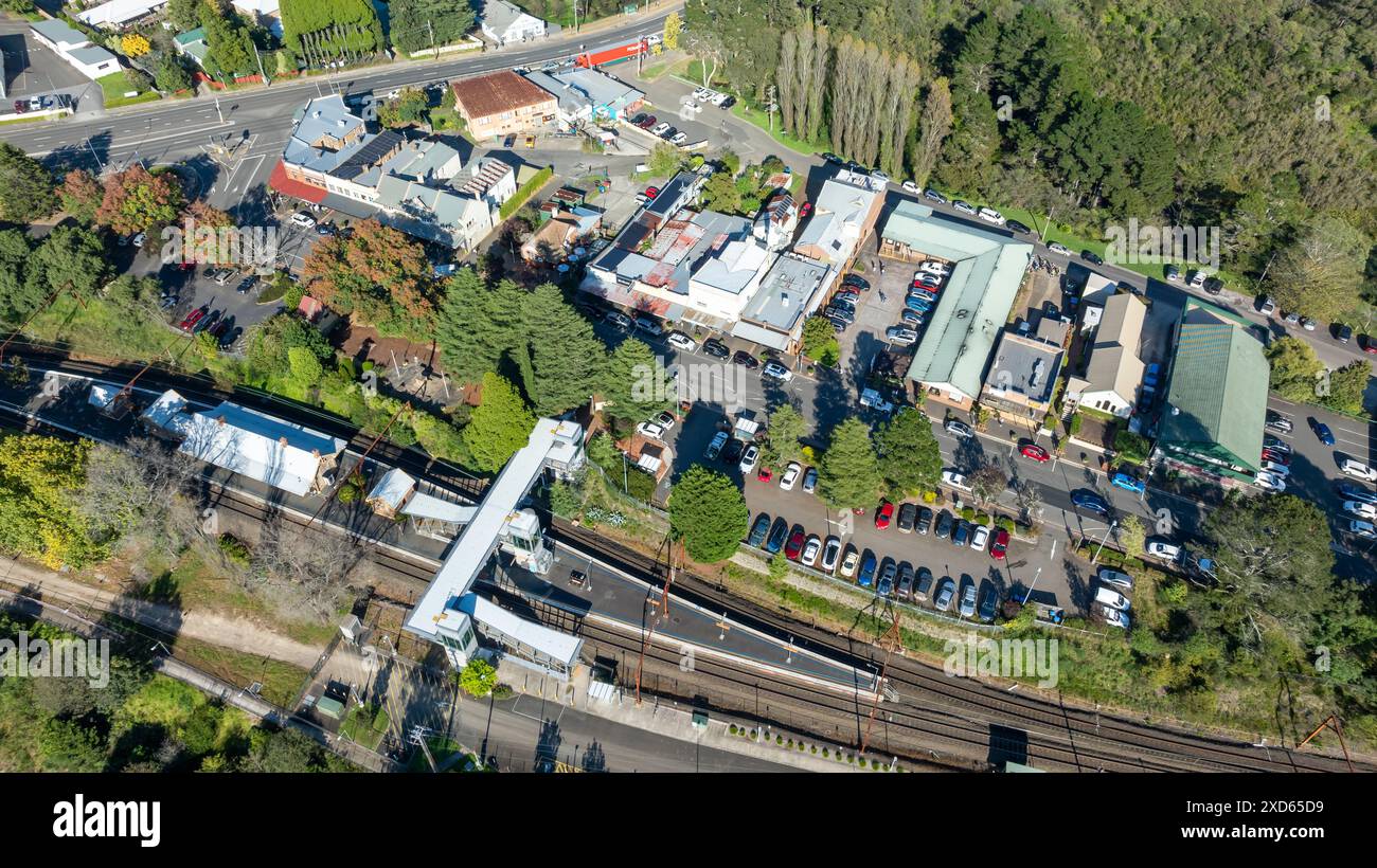 Photographie aérienne par drone des bâtiments et de la gare dans la rue principale du canton de Wentworth Falls dans les Blue Mountains en Nouvelle-Galles du Sud Banque D'Images