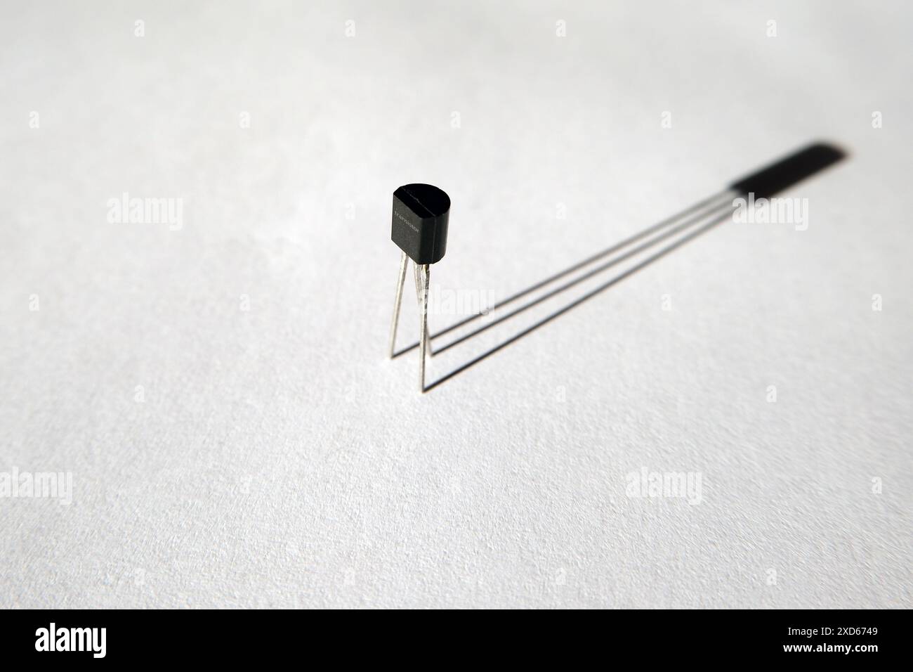 Composant électronique semi-conducteur. Un transistor et son ombre. Banque D'Images