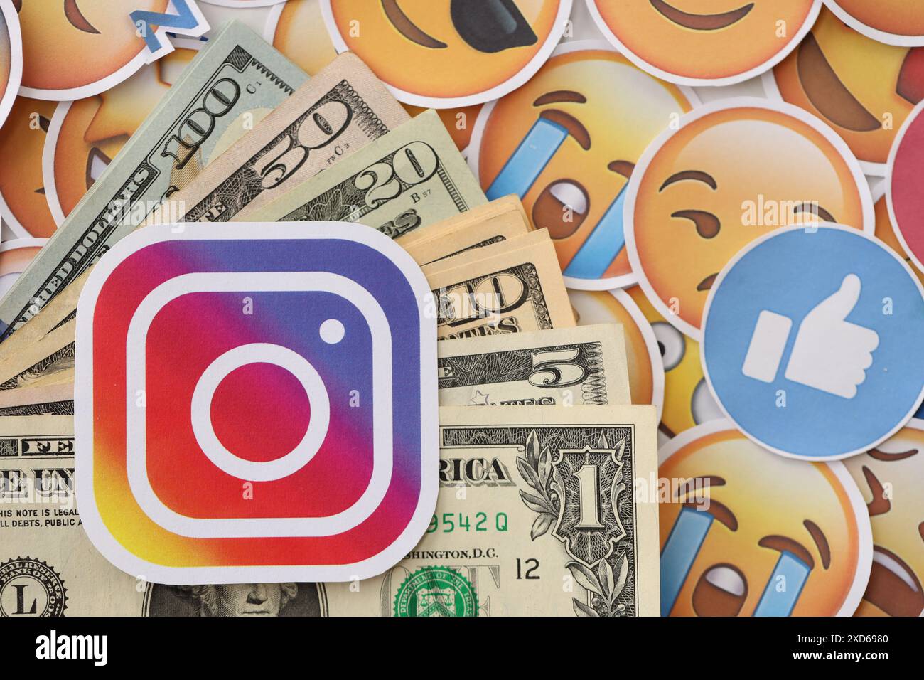 KIEV, UKRAINE - 20 AVRIL 2024 logo Instagram et de nombreuses factures d'argent usd. Symbole de la célèbre plate-forme de réseau social et billets de banque en dollars sur beaucoup de réactions emoji en gros plan Banque D'Images
