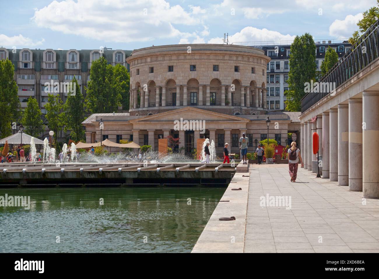 Paris, France - 17 juillet 2017 : la Rotonde de la Villette est située sur la place de la bataille-de-Stalingrad, dans le 19e arrondissement de Paris, op Banque D'Images
