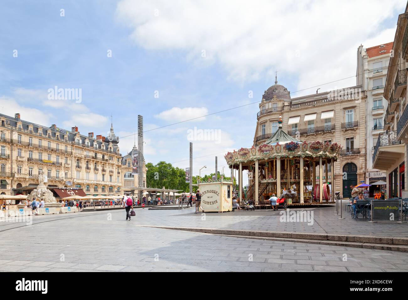 Montpellier, France - 09 juin 2018 : place de la Comédie avec le Carrousel et la Fontaine des trois Grâces. Banque D'Images